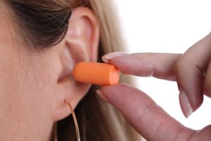 Când ai nevoie de dopuri de urechi: Protejarea auzului în medii zgomotoase