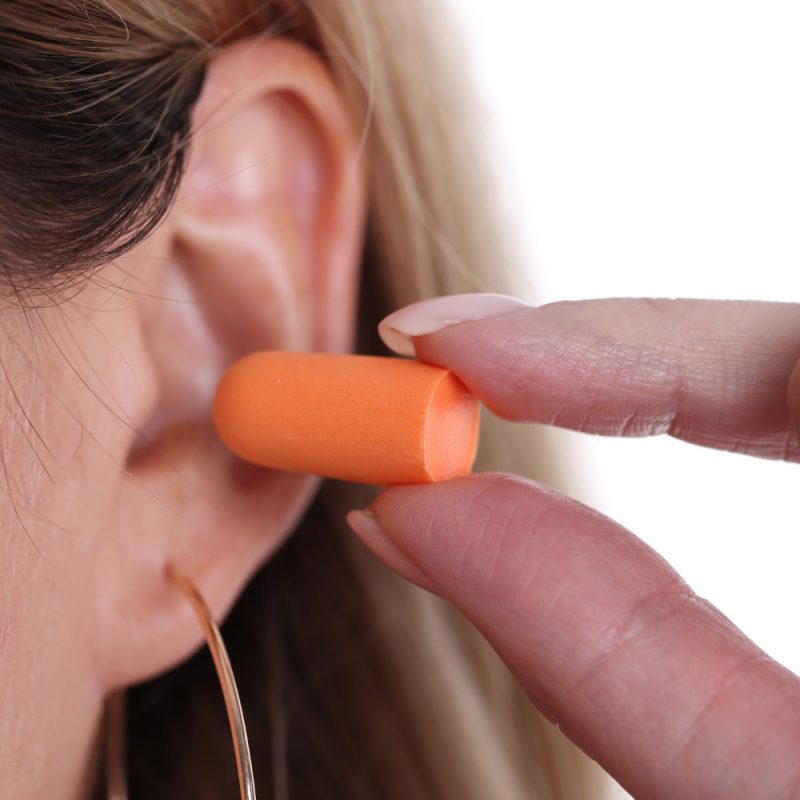 Când ai nevoie de dopuri de urechi: Protejarea auzului în medii zgomotoase