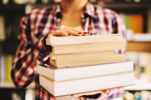 Cui i se poate adresa cartea „Farmacologie Ilustrata” si ce anume o recomanda?