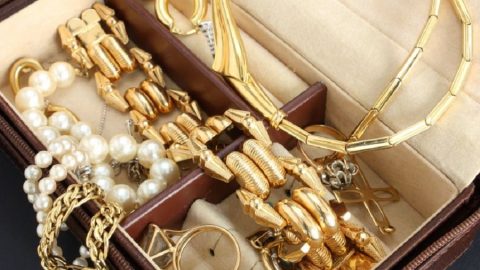 De ce se merita sa iti cumperi bijuterii de la o casa de amanet?